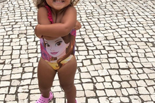 Patrocínio compra brinquedos para as filhas na loja dos chineses