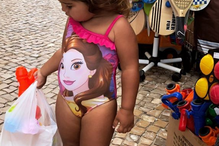 Patrocínio compra brinquedos para as filhas na loja dos chineses