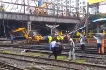 Pelo menos cinco pessoas feridas após colapso parcial de ponte pedestre na Índia