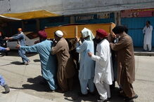 Após o ataque, afegãos despedem-se dos mortos 