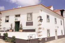 Situa-se no antigo Hospital da Misericórdia, monumento nacional que foi restaurado    