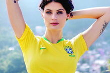 Isabeli Fontana de olho na sua equipa do coração