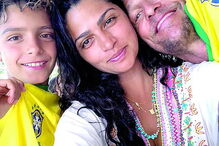 Camila Alves torce pelo país natal ao lado do marido, o ator Matthew McConaughey, e do filho