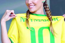  Deborah Secco orgulhosa da camisola