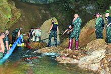 Autoridades estão a bombear água da gruta, mas a chuva complica a tarefa
