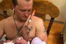 Pai ajuda mulher com problemas de saúde e amamenta filha bebé 