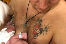 Pai ajuda mulher com problemas de saúde e amamenta filha bebé 