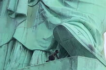 Mulher escala Estátua da Liberdade e causa pânico em Nova Iorque