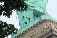 Mulher escala Estátua da Liberdade e causa pânico em Nova Iorque