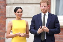 Meghan Markle atrai as atenções ao surgir com vestido amarelo