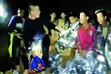 O grupo de jovens está a ser assistido por médicos e psicólogos