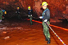 Equipas militares já bombearam milhões de litros de água e conseguiram drenar pequenos troços dos túneis da gruta