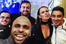 Elma rodeada de amigos na festa