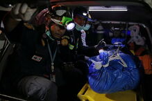 Quatro voluntários feridos em acidente nas operações de resgate das crianças