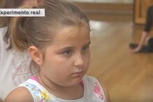 Menina emociona Internet ao defender colega que tem dois pais