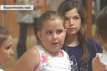 Menina emociona Internet ao defender colega que tem dois pais