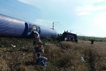 Comboio descarrila e faz vários mortos e feridos na Turquia