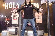 Gene Simmons recorda com emoção o concerto de 1983 em Portugal, num momento difícil na vida dos Kiss 