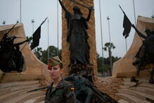 Mulher espanhola com uniforme militar