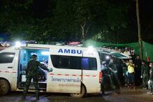 As equipas de resgate durante as operações de retirada das crianças