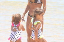 Patrocínio divertida com as filhas no Algarve