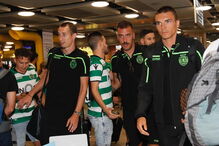Sporting recebido em festa pelos adeptos na chegada à Suíça