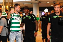 Sporting recebido em festa pelos adeptos na chegada à Suíça