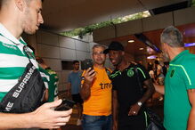 Sporting recebido em festa pelos adeptos na chegada à Suíça