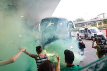 Sporting recebido em festa pelos adeptos na chegada à Suíça