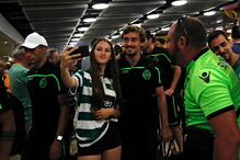 Sporting recebido em festa pelos adeptos na chegada à Suíça
