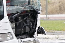 Metro de superfície de Almada choca com autocarro e faz três feridos