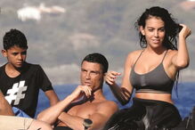 Cristianinho, de oito anos, acompanhou o pai nestes dias de descanso na zona de Messinia, na Grécia