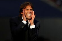 Treinador Antonio Conte deixa o Chelsea