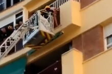 Criança pendurada em oitavo andar de prédio salva pelos bombeiros em Espanha