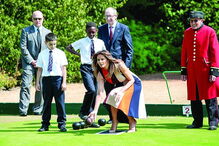 Trump foi recebido por Theresa May e a rainha Isabel II em Inglaterra