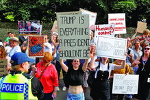 Visita de Trump a Inglaterra levou milhares à rua em manifestações de protesto