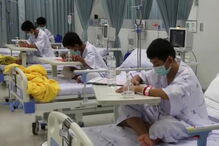 Jovens que estiveram presos em gruta na Tailândia estão hospitalizados