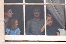 Príncipes George e Charlotte fazem caretas para as câmaras