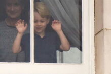 Príncipes George e Charlotte fazem caretas para as câmaras