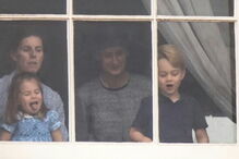 Príncipes George e Charlotte fazem caretas para as câmaras