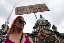 Melania Trump também foi referida nos cartazes