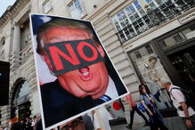 Manifestantes gritaram que o presidente dos EUA não é bem-vindo no Reino Unido