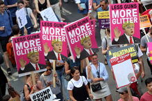 Os direitos das mulheres, a imigração e a comunidade LGBTI são os principais temas que levaram os britânicos a virar-se contra o presidente