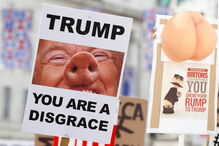 Milhares de pessoas protestaram contra a presença de Trump no Reino Unido