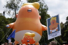 Um balão gigante do bebé Trump sobrevoou os céus