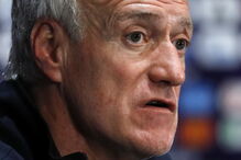 Didier Deschamps numa conferência de imprensa em Moscovo