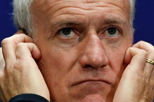 Didier Deschamps numa conferência de imprensa em Moscovo