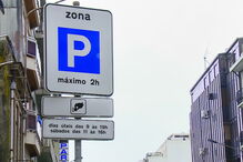 Sinalização vertical já indicava ontem que o estacionamento é cobrado aos sábados
