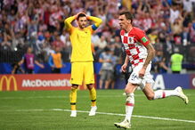 Mandzukic aproveia finta falhada de Lloris para fazer o segundo golo da Croácia