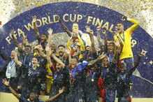 França levanta a taça de campeões do mundo